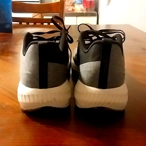 A pair of sneakers - Picture 4 of 4